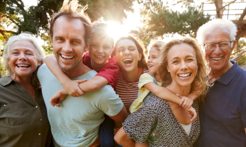 Famille multi-générationnelle heureuse
